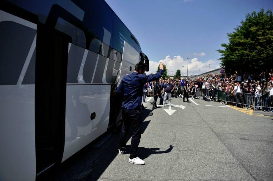 Il saluto di Gianluigi Buffon ai tifosi che aspettavano la squadra al’aeroporto di Torino. Twitter Juventus